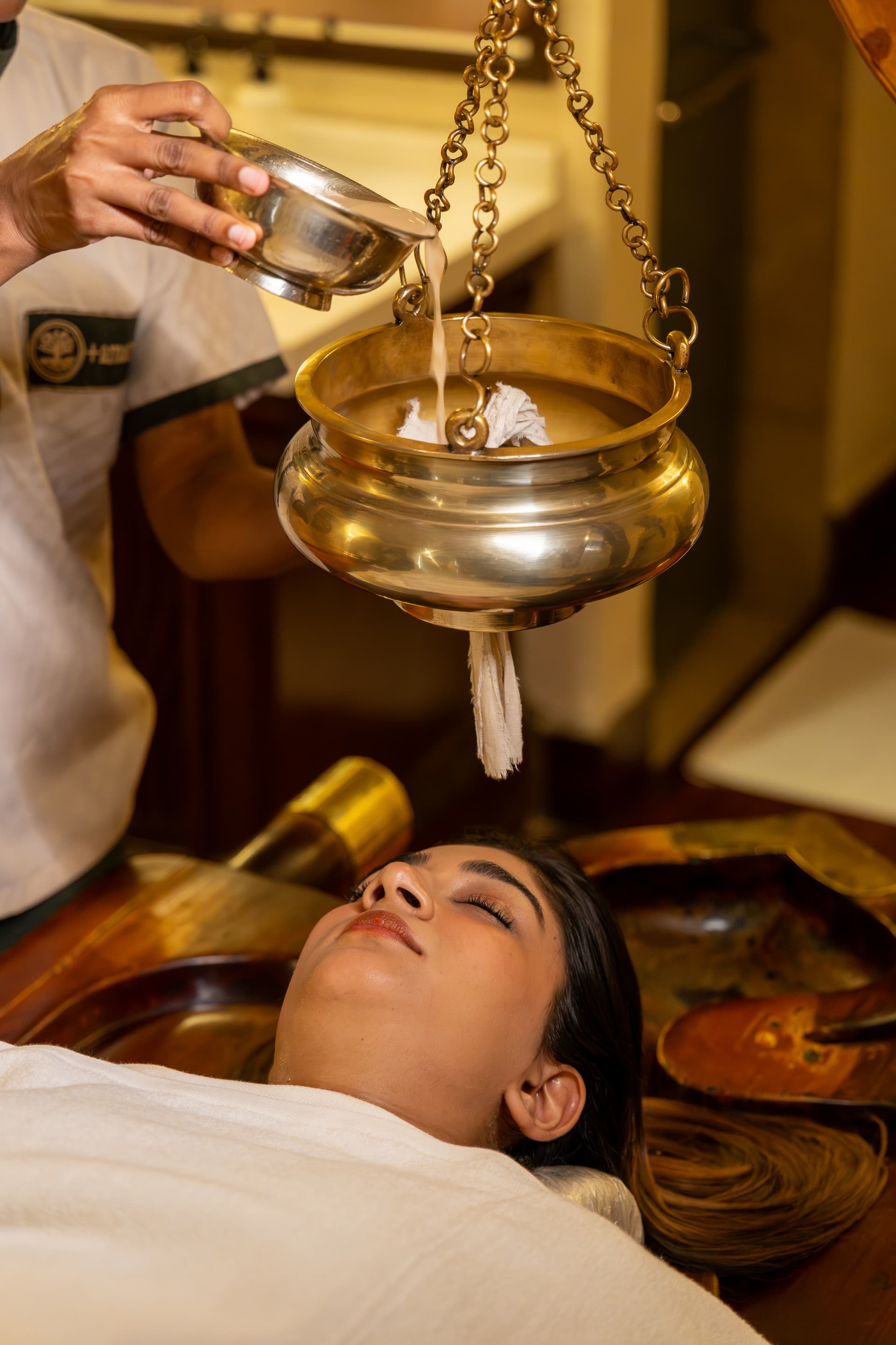 Warm herbal oil Shirodhara ritual at Amatrra